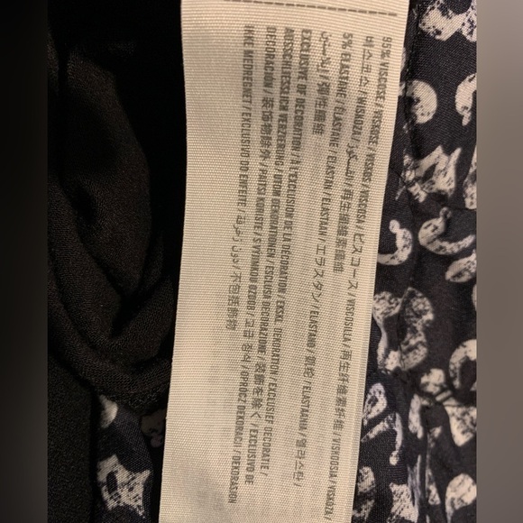 EUC woman’s XS Hollister shorts romper floral design - Picture 4 of 4